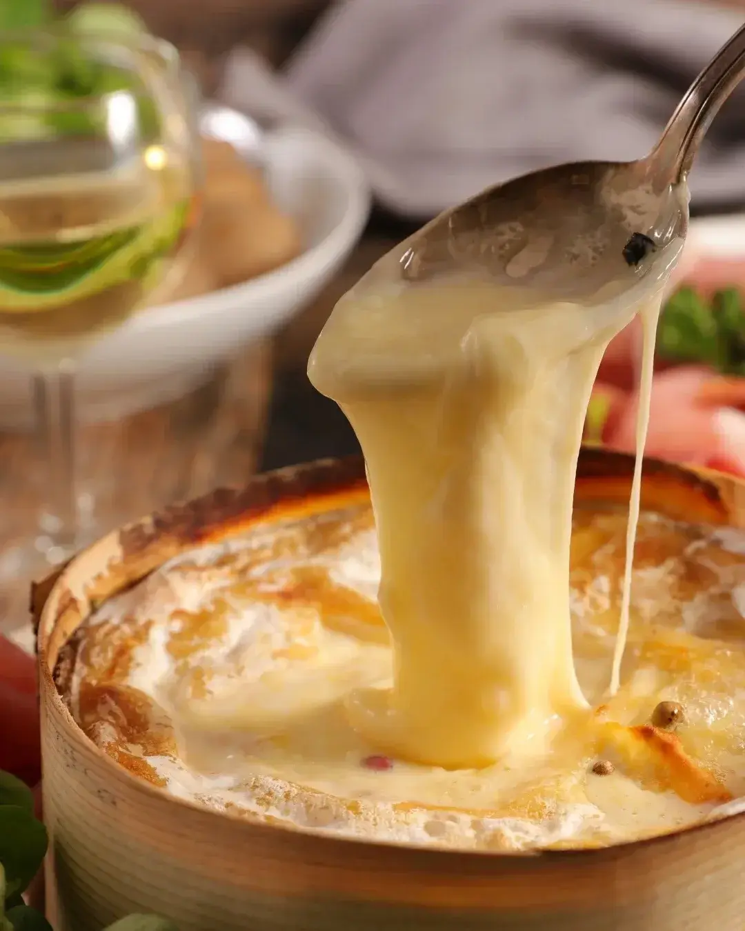 vacherin mont d'or copt cu o lingua care se ridica din pasta moale